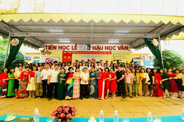 Ban đại diện Hội Phụ huynh học sinh chụp ảnh Luu niệm cùng các Thầy cô và các em Học sinh trong nhà trường.