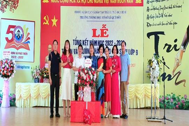 Ban đại diện Hội Phụ huynh học sinh khối 9 Tặng Hoa, quà Chúc mừng nhà trường.