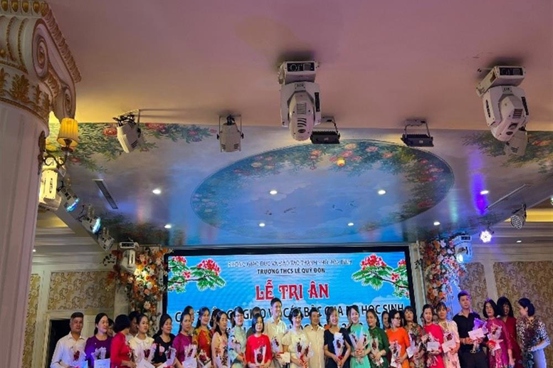 Ban đại diện Hội Phụ huynh học sinh khối 9 Tặng Hoa, quà Chúc mừng nhà trường.