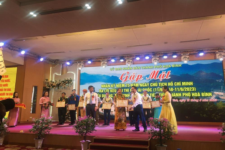 Đồng chí Bí thư Thành ủy trao vòng nguyệt quế và đồng chí Chủ tịch UBND thành phố trao Giấy khen cho tập thể Trường THCS Lê Quý Đôn