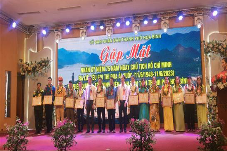 Cô giáo Phạm Thị Hải Châu – Hiệu trưởng Trường THCS Lê Quý Đôn đại diện cho tập thể nhà trường lên nhận Giấy khen “Điển hình tiên tiến trong công tác nâng cao chất lượng, hiệu quả giáo dục, đào tạo, giảng dạy, học tập, phát triển giáo dục toàn diện” của Chủ tịch UBND thành phố trao tặng