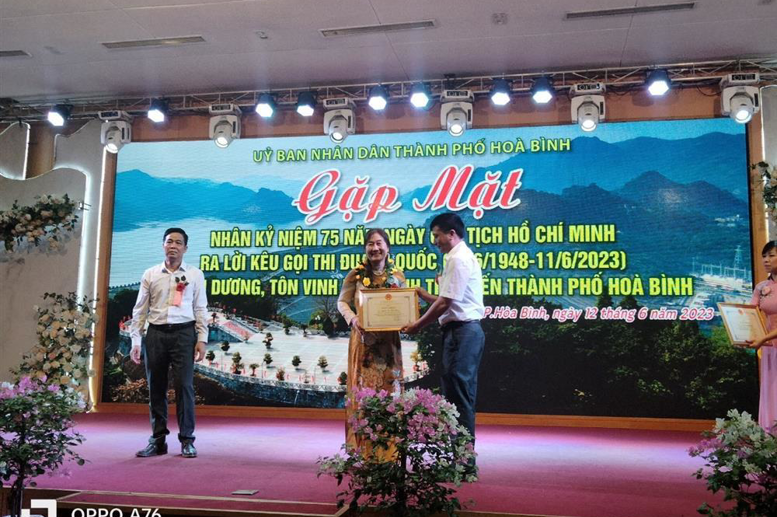 Cô giáo Phạm Thị Hải Châu là một trong 3 cá nhân thuộc lĩnh vực Giáo dục được nhận Giấy khen điển hình tiên tiến lần này