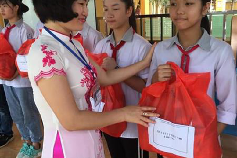 Cô giáo Phạm Thị Thu Hằng- Phó Hiệu trưởng nhà trường tặng quà cho tập thể các lớp