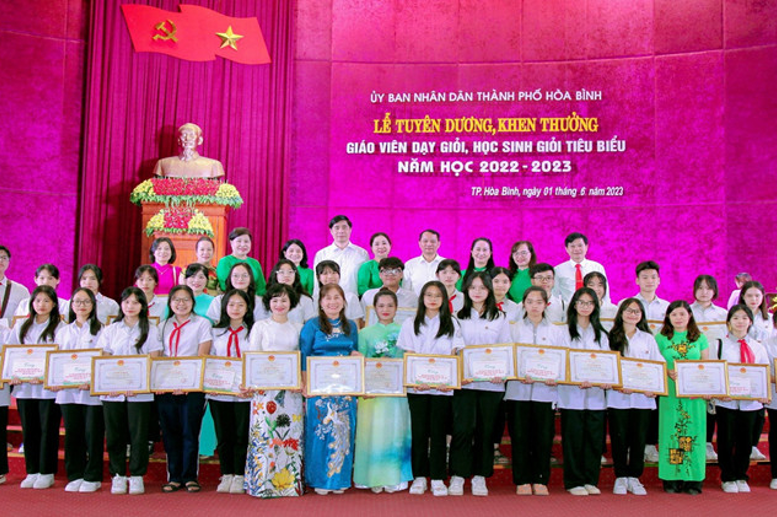 Lãnh đạo UBND và lãnh đạo Phòng GD&ĐT thành phố chụp ảnh lưu niệm cùng BGH nhà trường, các thầy cô giáo tiêu biểu và 28 em HSG cấp Tỉnh tại Lễ tuyên dương khen thưởng (01/6/2023)