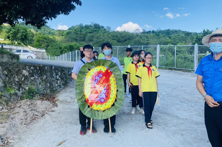 Các em học sinh xếp hàng ngay ngắn để di chuyển vào nghĩa trang liệt sĩ