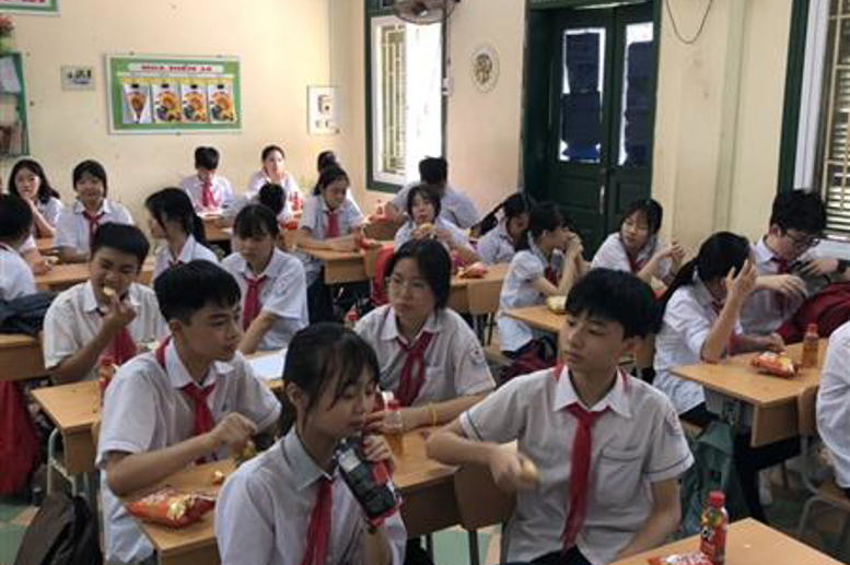 Học sinh liên hoan tại các lớp