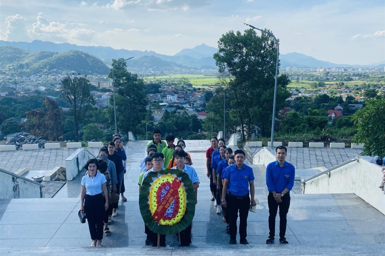 Các thầy cô giáo và các em học sinh tổ chức dâng hưởng tưởng nhớ các anh hùng