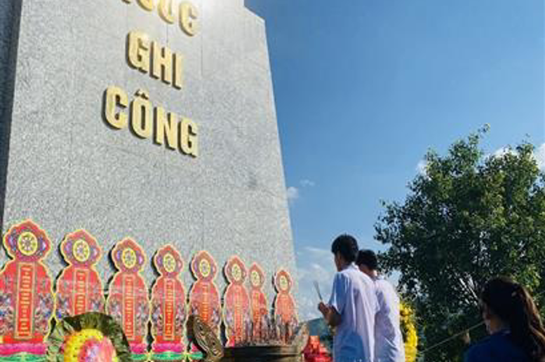 Các thầy cô giáo và các em học sinh lần lượt dâng hương tưởng nhớ các anh hùng liệt sĩ