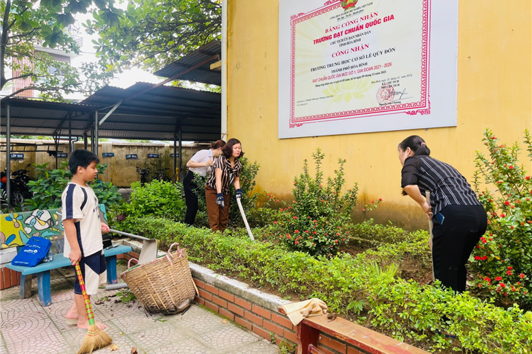 Các thầy cô lao động, dọn dẹp vệ sinh chuẩn bị chào đón các em học sinh thân yêu.