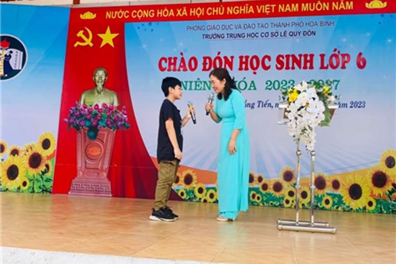 Sau trò chơi là màn giao lưu trả lời câu hỏi có quà nha