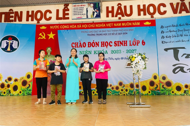 Chúc mừng các em đã nhận được quà “đặc biệt”của cô Hiệu trưởng