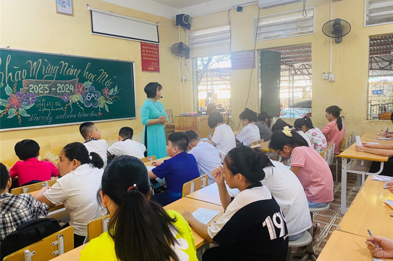 Cô giáo Nguyễn Phương Lan và các con lớp 6A2