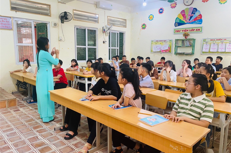 Cô giáo Bùi Thị Thúy Lan và lớp 6A3