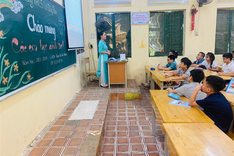Cô giáo Phạm Thị Thu Phương và lớp 6A4