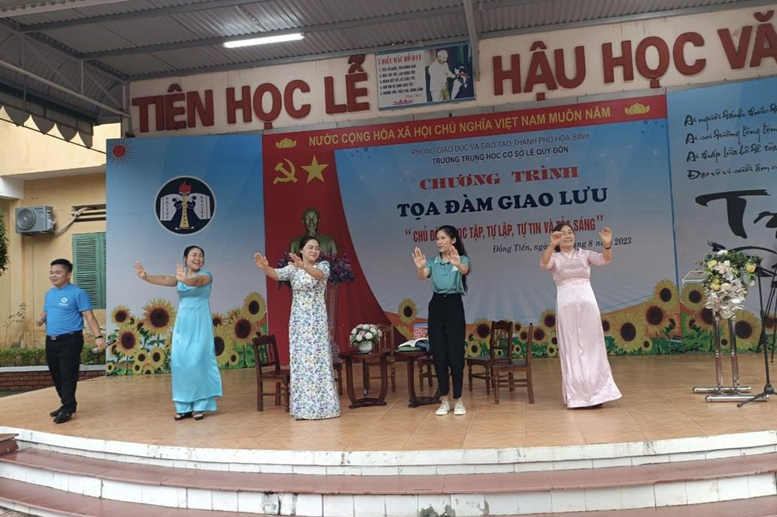 Cô Hiệu trưởng và các thầy cô sẵn sàng hòa mình cùng các em