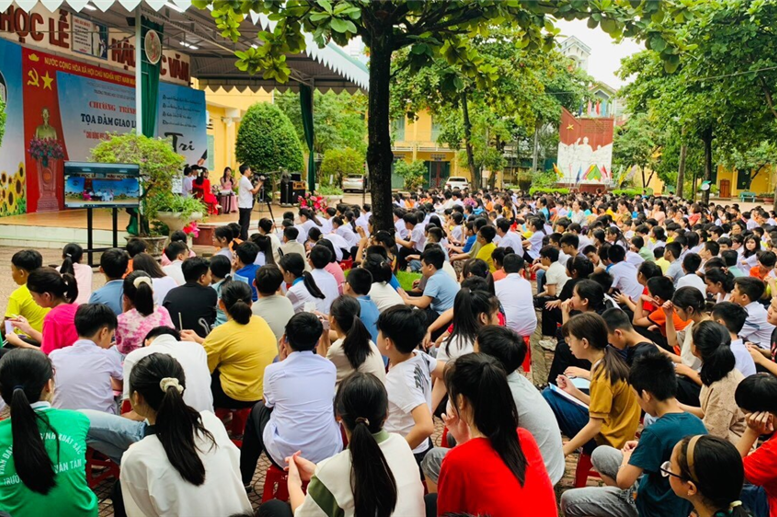 Các em “ồ” lên khi nghe thành tích IELS 8.0 của chị Tuệ Anh