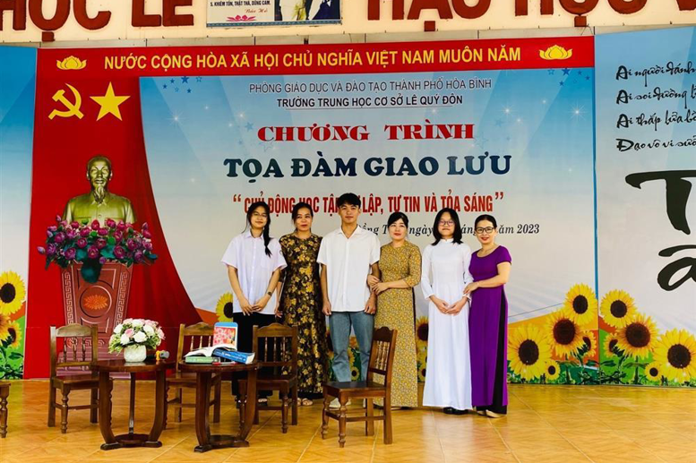 Tổ trưởng 3 tổ chuyên môn chụp ảnh kỉ niệm cùng các em