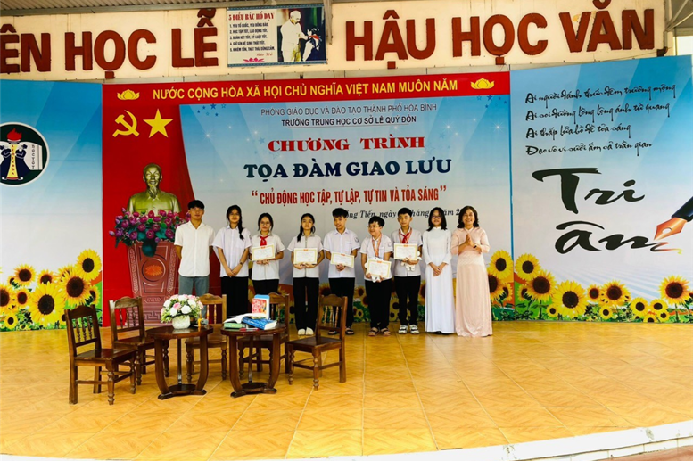 3 khách mời cùng cô Hiệu trưởng tặng Huy chương và giấy chứng nhận cho 5 em đạt giải Vioedu- Đấu trường Toán học.