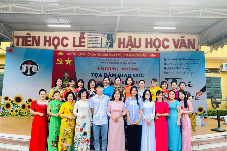 Các thầy cô trong hội đồng sư phạm nhà trường chụp ảnh kỉ niệm cùng các em.