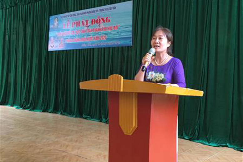 Cô giáo Phạm Thị Hải Châu – Bí thư Chi bộ, Hiệu trưởng nhà trường phát biểu khai mạc 