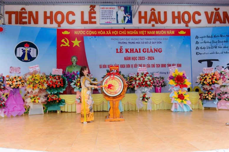 Cô giáo Phạm Thị Hải Châu - Bí thư chi bộ, Hiệu trưởng nhà trường lên tuyên bố Khai giảng và đánh trống khai trường năm học 2023-2024.