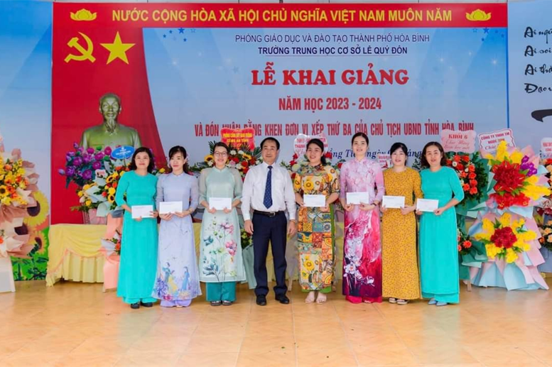 Ông Lê Văn Thành - Ủy viên Ban Chấp hành Đảng bộ thành phố Hòa Bình - Chủ tịch UBND phường Đồng Tiến trao thưởng cho giáo viên nhà trường