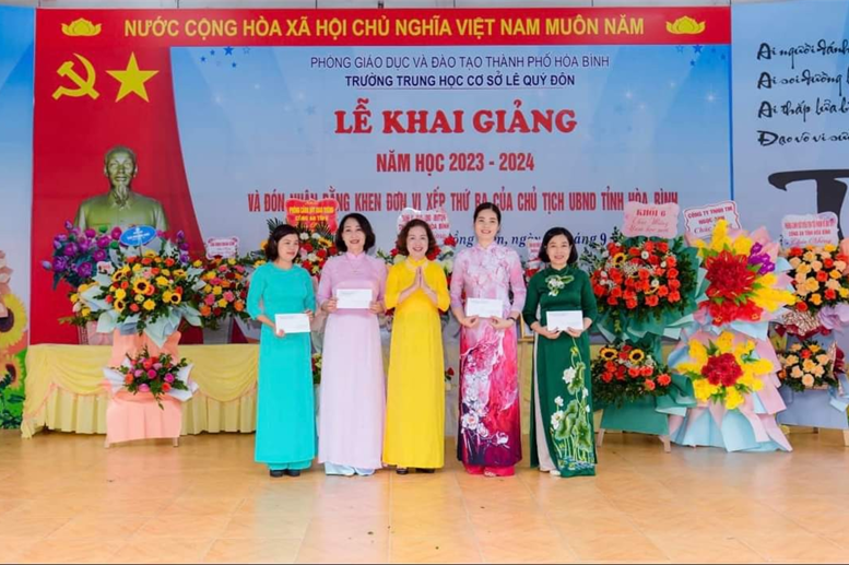 Bà Trần Thị Quy - Phó trưởng phòng Nội vụ thành phố Hòa Bình trao thưởng cho giáo viên nhà trường