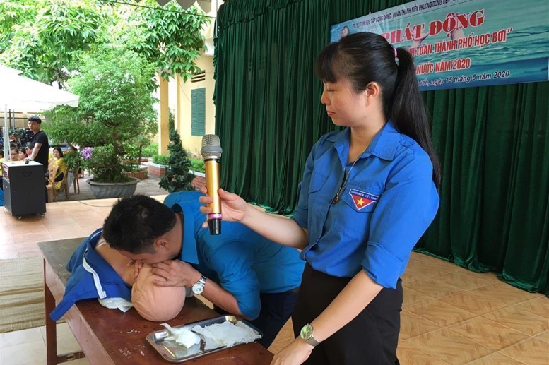 Thầy Nguyễn Văn Thành tuyên truyền và hướng dẫn cách phòng chống đuối nước