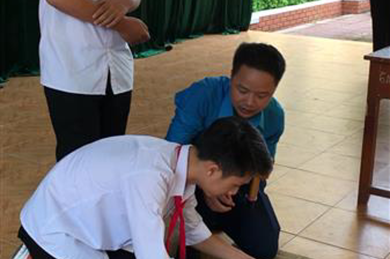 Các em tích cực thực hành ép tim thổi ngạt