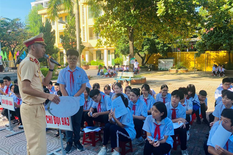 Các em học sinh tự tin trả lời các câu hỏi giao lưu