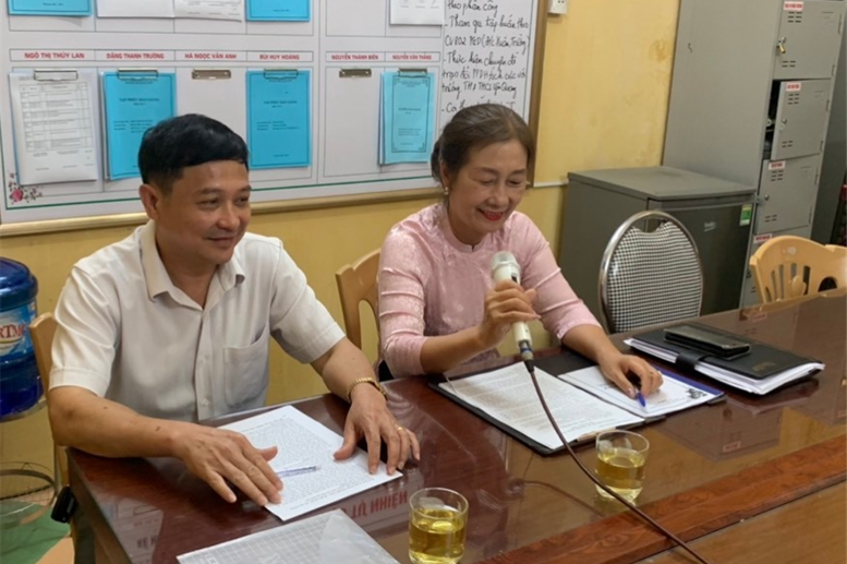 Cô giáo Phạm Thị Hải Châu bí thư chi bộ hiệu trưởng nhà trường và ông Nguyễn Văn Duấn trưởng ban đại diện CMHS nhà trường triển khai cuộc họp chung trên hệ thống loa 