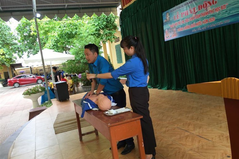 Thầy Nguyễn Văn Thành tuyên truyền và hướng dẫn cách phòng chống đuối nước