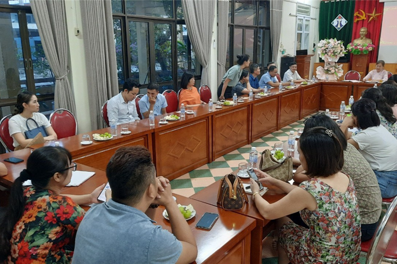 Gặp gỡ ban đại diện cha mẹ học sinh của 17 lớp tại phòng hội đồng