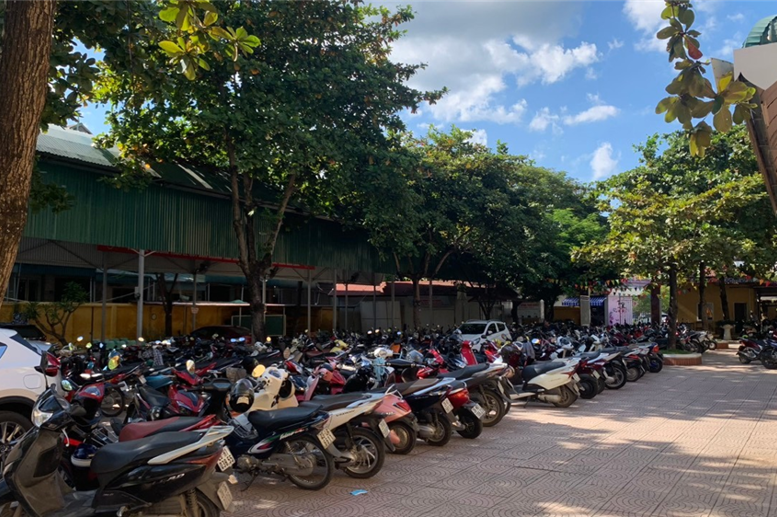 Sân trường chật kín xe của buổi họp phụ huynh