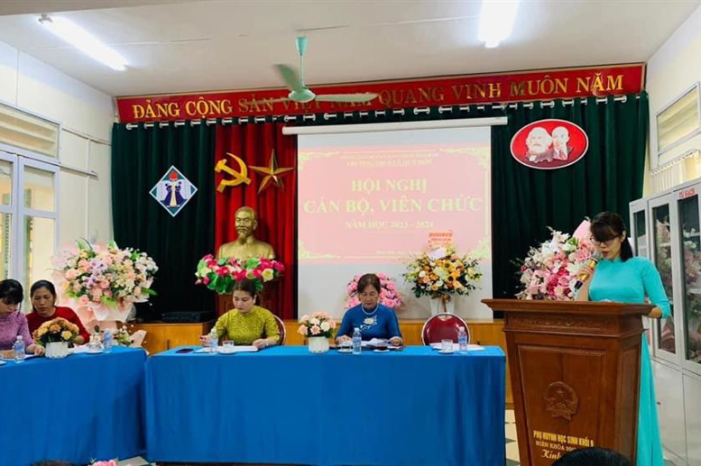 Đoàn chủ tịch và Thư ký hội nghị