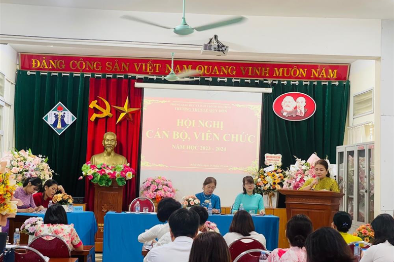 Đ/c Phạm Thị Hải Châu – Bí thư chi bộ - Hiệu trưởng thông qua báo cáo