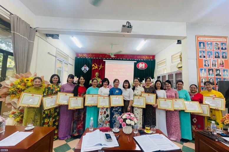 Bà Lê Thị Thủy – Phó chủ tịch UBND phường Đồng Tiến trao thưởng cho các đồng chí đạt danh hiệu LĐTT