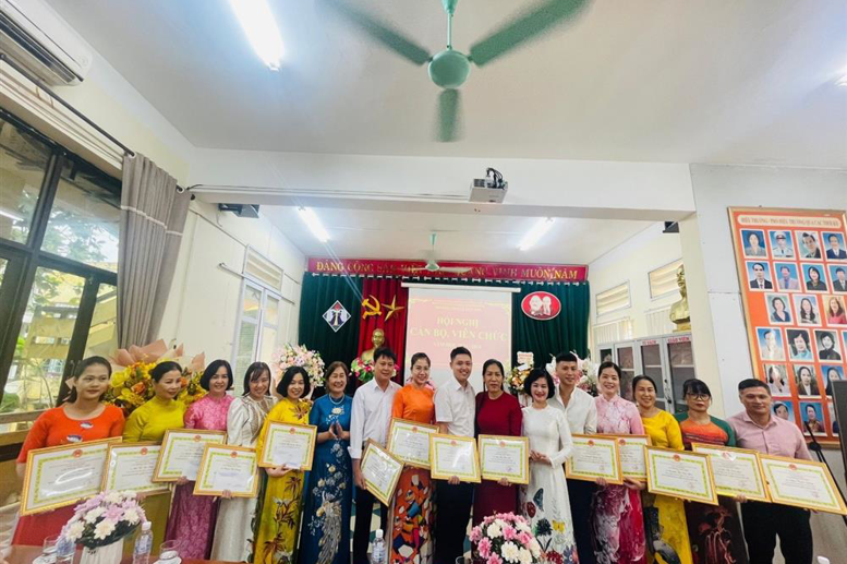 Đ/c Phạm Thị Hải Châu – Hiệu trưởng nhà trường và Đ/c Phạm Thị Thu Hằng – PHT nhà trường trao thưởng cho các đồng chí đạt danh hiệu LĐTT