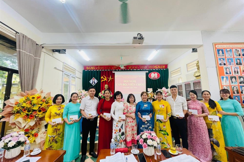 Bà Tô Thị Thu Hiền – Trưởng ban đại diện CMHS nhà trường trao thưởng cho các đ/c Công đoàn viên xuất sắc