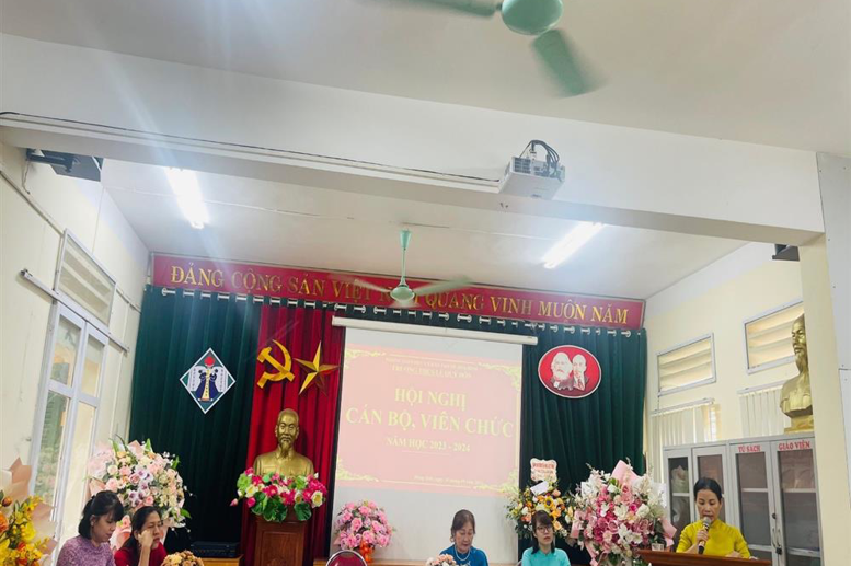 Đ/c Mai Thị Thuy Thủy – tổ trưởng tổ Toán – tin – ngoại ngữ tham luận tại Hội nghị