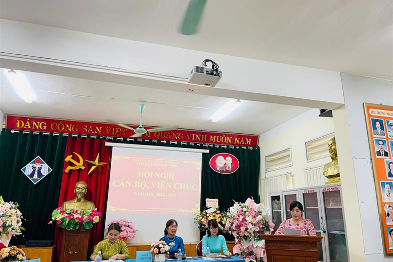 Đ/c Trần Thị Mến Thương – Tổ trưởng tổ KHTN tham luận tại Hội nghị