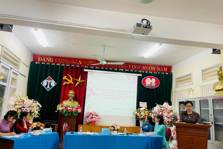 Đ/c Bùi Thị Châm – Tổ trưởng tổ KHXH tham luận tại Hội nghị