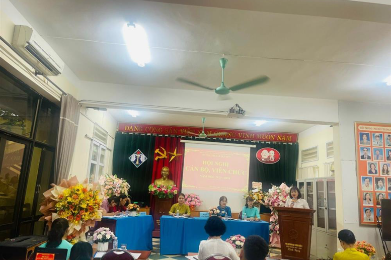 Bà Lê Thị Thuỷ - Phó Chủ tịch UBND Phường Đồng Tiến phát biểu tại Hội nghị