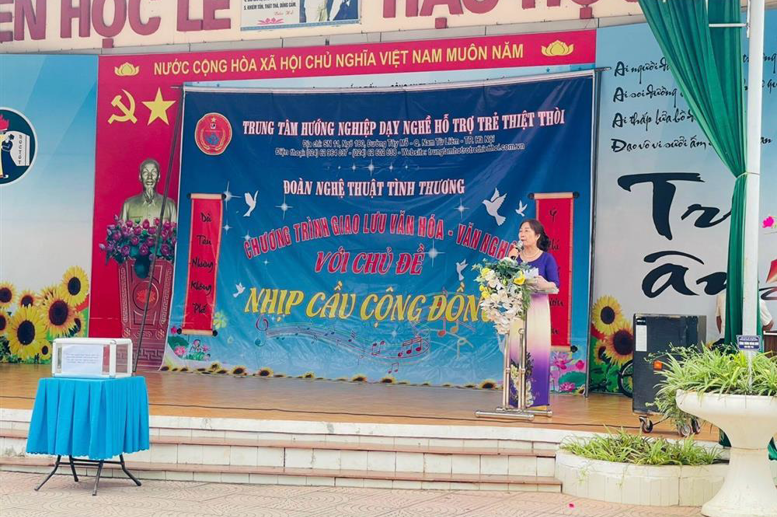 Cô giáo Hiệu trường phát biểu đầy chân tình, chạm tới trái tim của tất cả mọi người có mặt trong chương trình