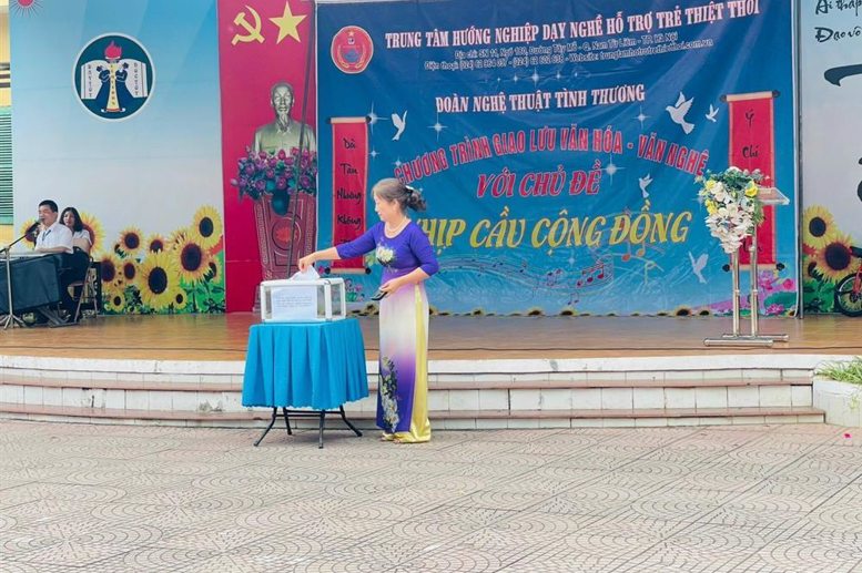 Cô giáo Hiệu trưởng tiên phong quyên góp, ủng hộ cho đoàn nghệ thuật tình thương