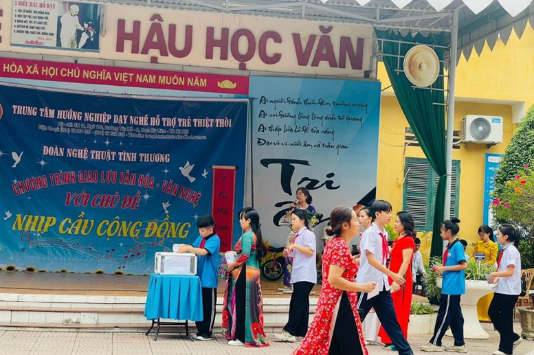 Các thầy cô và các em cùng quyên góp, ủng hộ cho đoàn nghệ thuật tình thương của Trung tâm hướng nghiệp dạy nghề hỗ trợ trẻ thiệt thòi