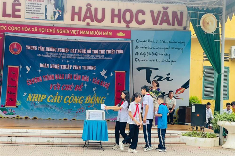 Từng đoàn các em học sinh nối dài quyên góp, ủng hộ