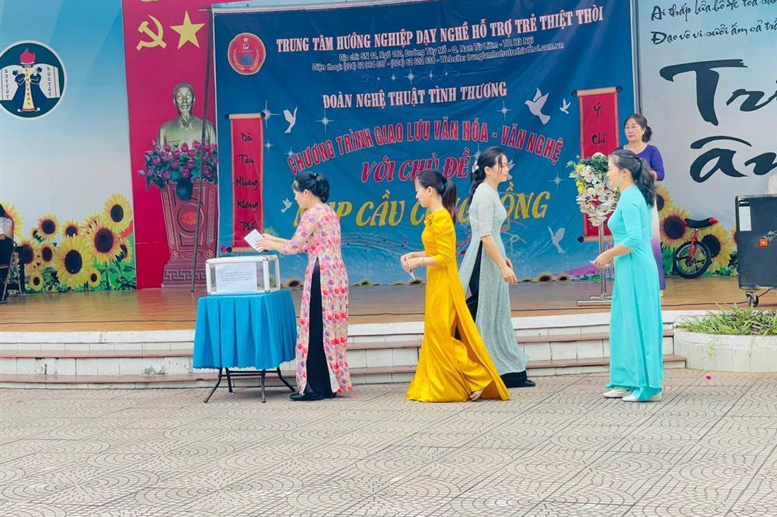 Các thầy cô chung tay cùng các em