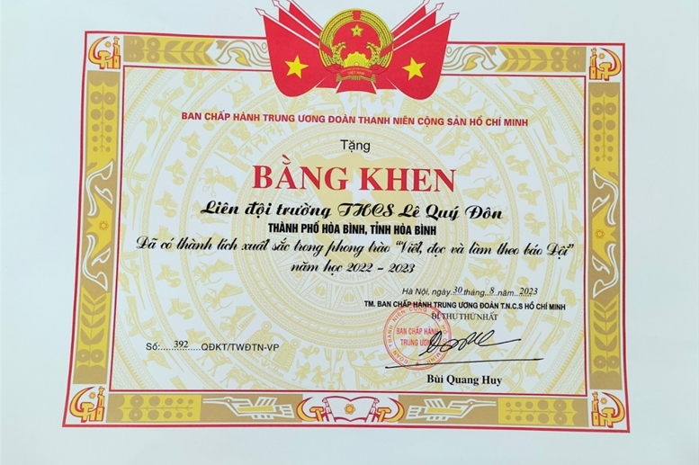            Năm học 2022 - 2023, Liên đội Trường THCS Lê Quý vinh dự được nhận Bằng khen của Trung ương Đoàn thanh niên Cộng sản Hồ Chí Minh về phong trào “Viết, đọc và làm theo báo Đội”.