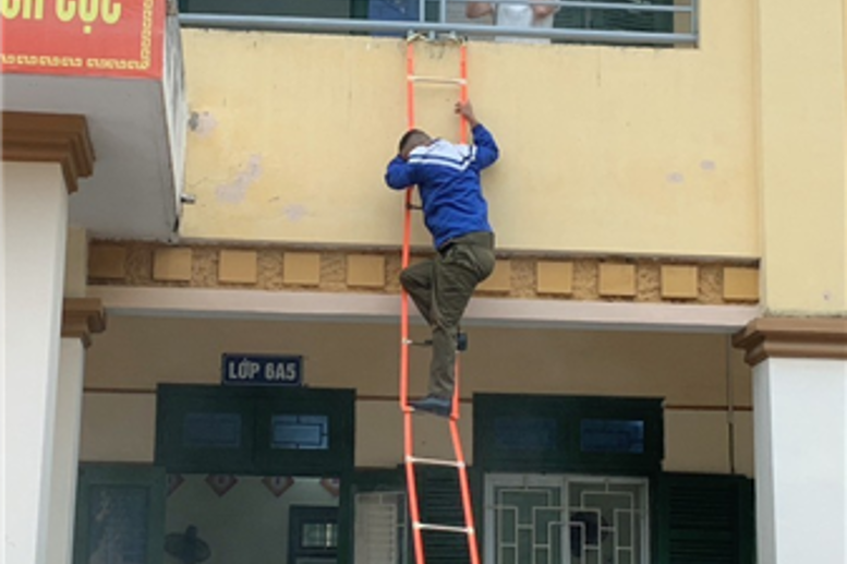 HS được hướng dẫn kĩ năng sử dụng thang dây